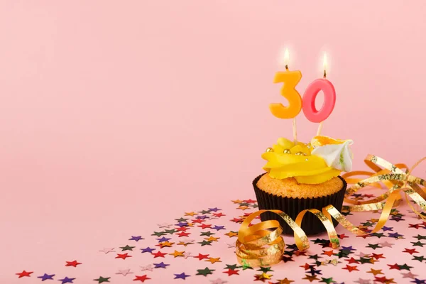 Dertig verjaardag cupcake met kaars en hagelslag — Stockfoto