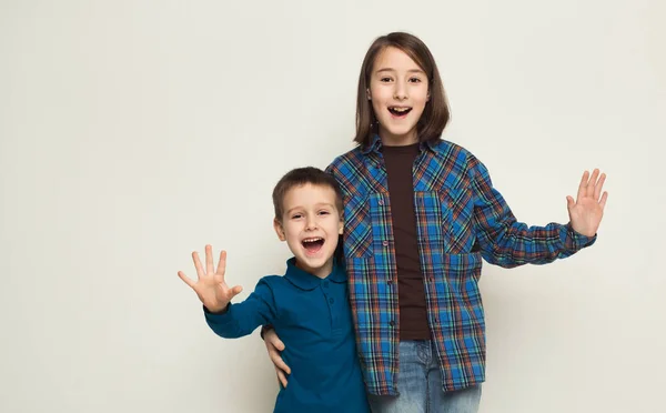 Feliz hermano y hermana, fondo del estudio — Foto de Stock