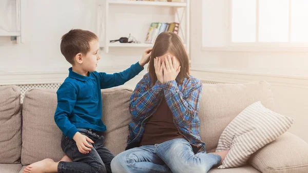 Chico calmando a su hermana llorando en casa — Foto de Stock