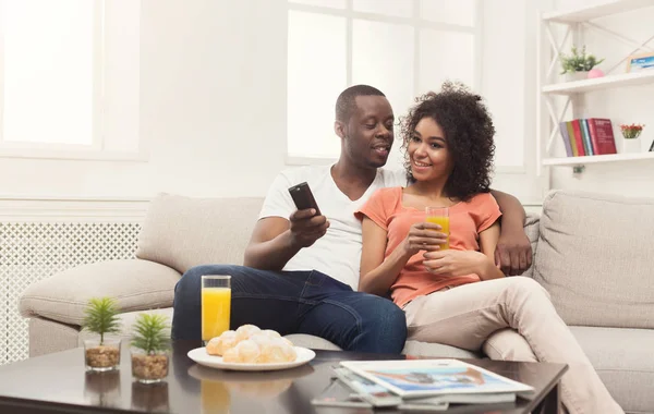 Szczęśliwa para african-american oglądania telewizji w domu — Zdjęcie stockowe