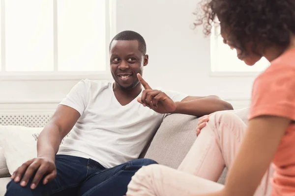 Emocional pareja negra hablando en el sofá en casa —  Fotos de Stock