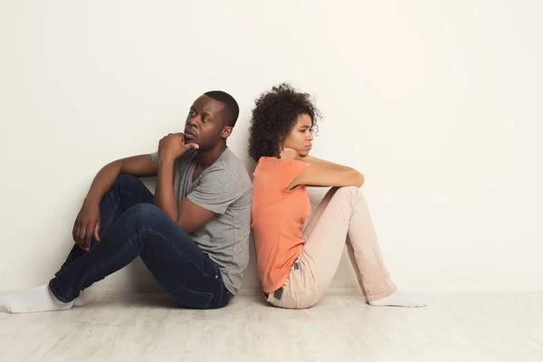 Couple noir assis sur le sol dans un nouvel appartement — Photo