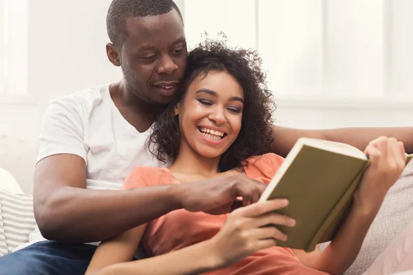 幸せな黒のカップル一緒に家で読書 — ストック写真