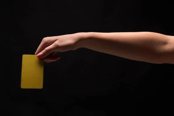 Primer plano de la mano femenina sosteniendo la tarjeta de plástico en blanco — Foto de Stock