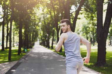 Yeşil park, kopya alanı koşan genç adam