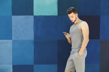 Duvara yaslanmış akıllı adam manifatura