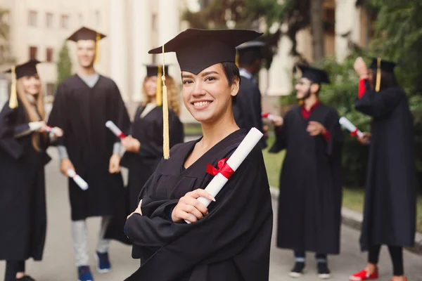 Heureuse jeune femme le jour de sa graduation — Photo