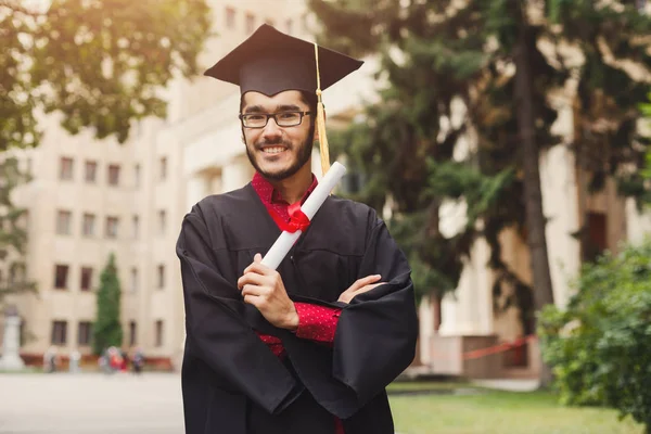 Glücklicher junger Mann an seinem Abi-Tag — Stockfoto