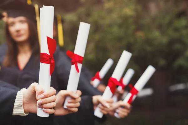 Grupp elever innehar examensbevis, kopia utrymme — Stockfoto