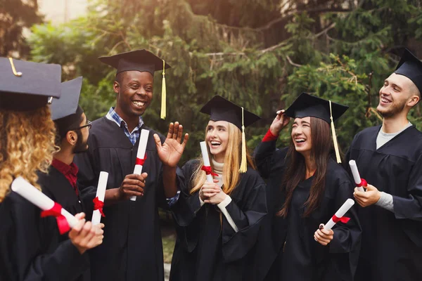 Grupp multietniskt studenter examen dag — Stockfoto