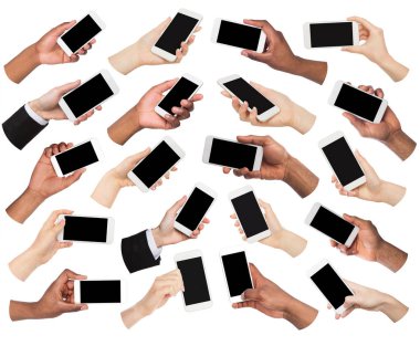 Mobil, holding çok ırklı eller kolaj üzerinde beyaz izole