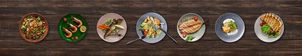 Collage di piatti del ristorante su sfondo di legno — Foto Stock
