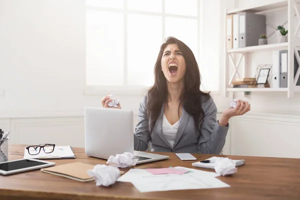 Donna d'affari arrabbiata che lavora con computer portatile a ufficio — Foto Stock