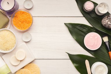 Yüz maskesi ve krem Beyaz ahşap üzerine Spa arka plan