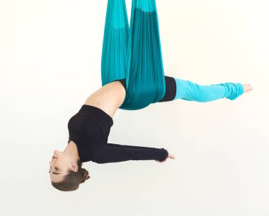 Beyaz arka plan üzerinde sinek yoga uygulamak kadın