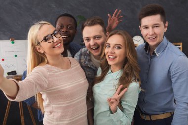 Kendine güvenen iş insanlar alarak selfie