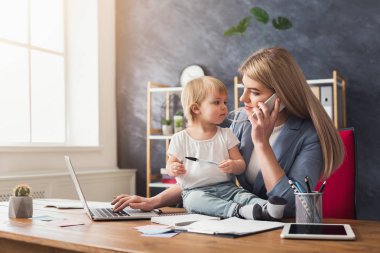 Telefonda konuşmaya ve bebekle vakit genç anne