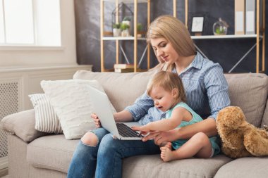 Çalışma ve bebek ile vakit genç anne