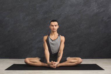 Genç adam pratik yoga, meditasyon poz sakin ol