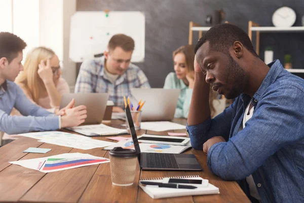 Equipo empresarial discutiendo los resultados de su trabajo — Foto de Stock