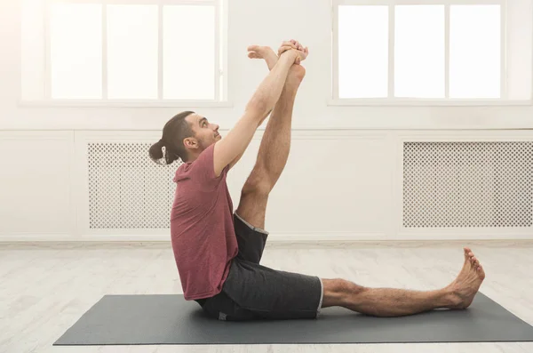 Fitness hombre en las piernas estiramiento de entrenamiento — Foto de Stock