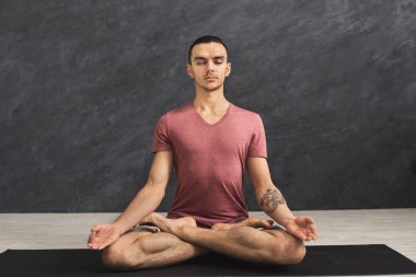 Genç adam pratik yoga, meditasyon poz sakin ol