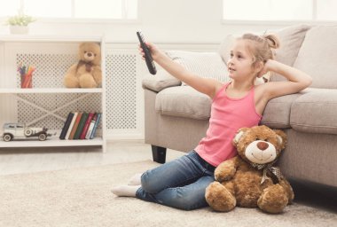 TV izlerken rahat küçük kızla