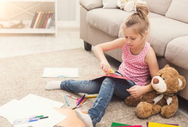 Gülümseyen kız Elişi hobi ile meşgul