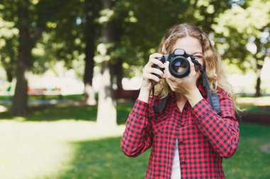 Kadın parkta duran fotoğraf çekmek