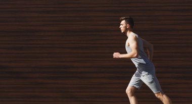 Genç adam şehir kopya alanı içinde çalışan