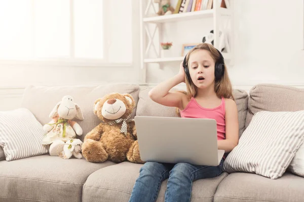 Kislány csinál házi feladatot a laptop otthon — Stock Fotó