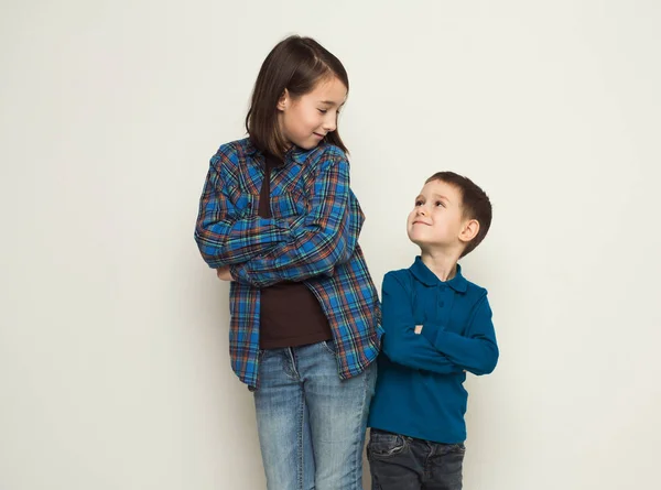 Feliz hermano y hermana, fondo del estudio — Foto de Stock