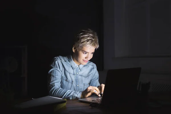 Donna felice con computer portatile al buio casa ufficio copia spazio — Foto Stock