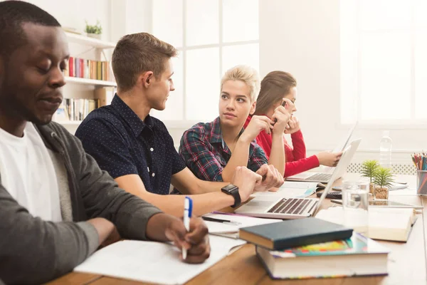 Multiethnische Klassenkameraden bereiten sich gemeinsam auf Prüfungen vor — Stockfoto