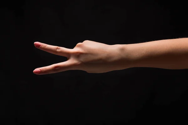 Mão feminina mostra número dois isolada a preto — Fotografia de Stock