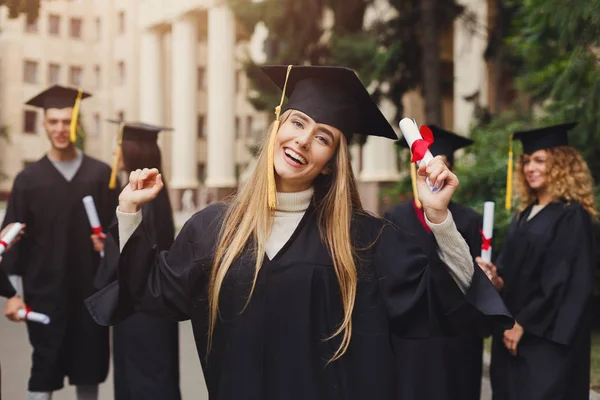 Glückliche junge Frau an ihrem Abi-Tag — Stockfoto