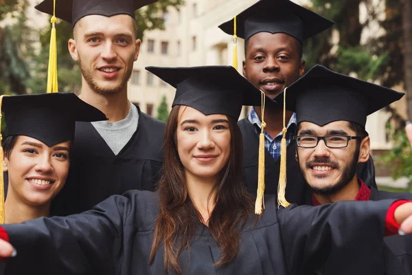 Selfie de groupe des étudiants célébrant l'obtention du diplôme — Photo