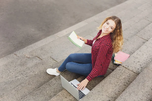 Ler student tjej sitter på trappan med laptop utomhus — Stockfoto