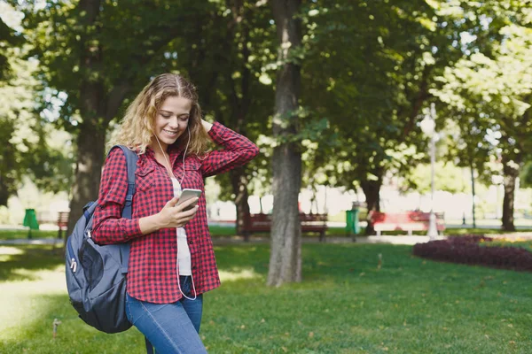 Açık havada hareket eden smartphone kullanarak güzel kız öğrenci — Stok fotoğraf