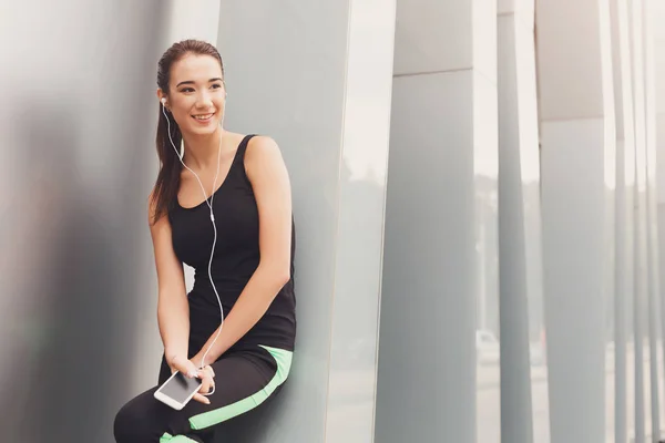 Mujer alegre y deportiva descansando después del entrenamiento — Foto de Stock