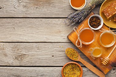 Ahşap tabakta bal türleri