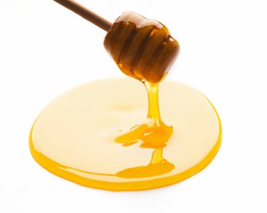 Bal ve ahşap kepçe üzerinde beyaz izole