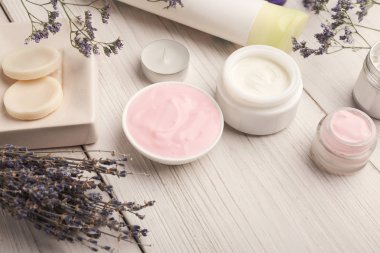 Beyaz ahşap üzerine çeşitli cilt bakım ürünleri