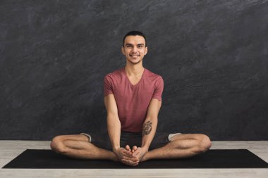 Genç adam pratik yoga, meditasyon poz sakin ol
