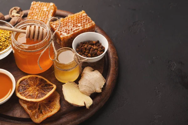 Різні види меду на дерев'яній тарілці, крупним планом — стокове фото
