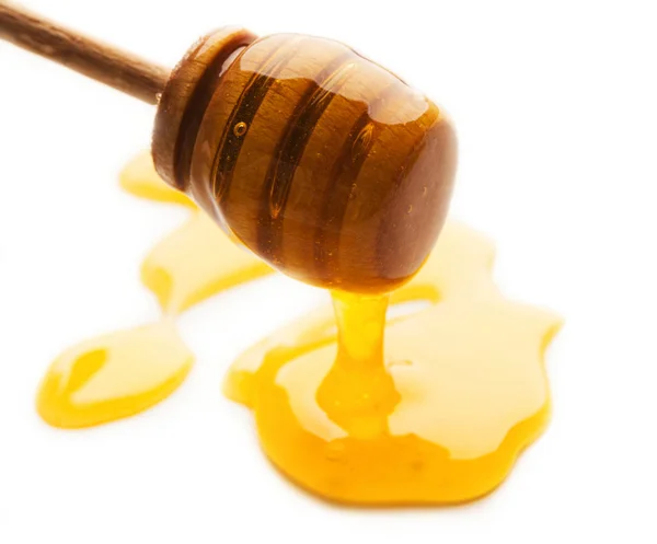 Med a dřevěné naběračky izolované na bílém — Stock fotografie