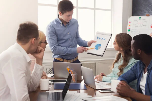 Mann hält Vortrag vor Amtskollegen — Stockfoto