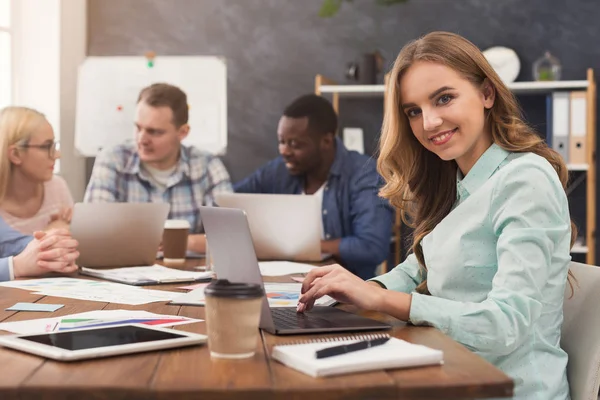 Equipo empresarial discutiendo los resultados de su trabajo — Foto de Stock