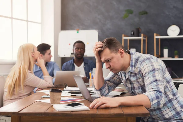 Equipo empresarial discutiendo los resultados de su trabajo — Foto de Stock