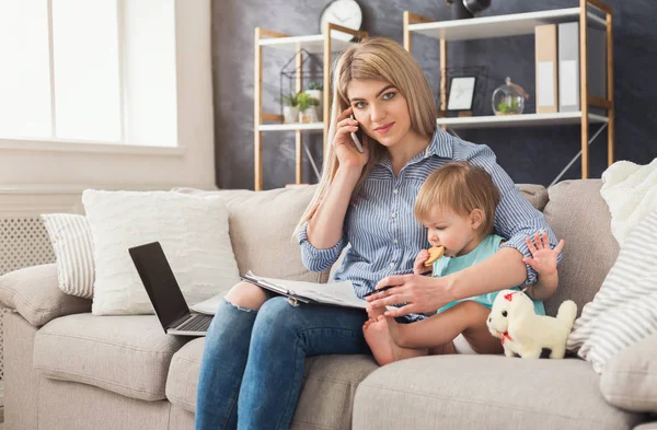 Jeune mère travaillant et passant du temps avec bébé — Photo